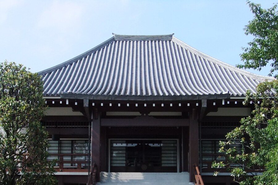 Main hall of Zenshōan (全生庵), Taitō, Tokyo. Photograph by tak1701d, CC BY-SA 3.0.